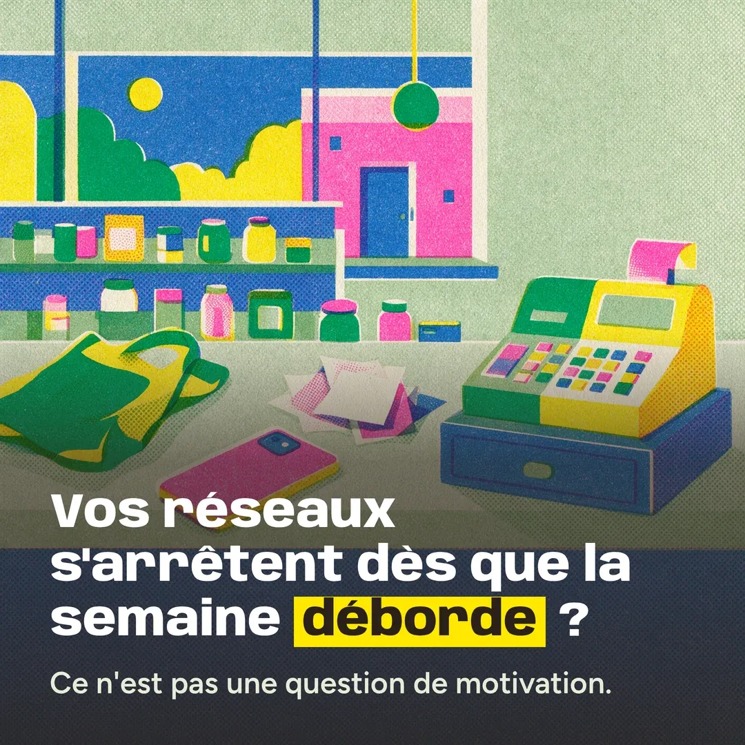 Slide 1 sur 3. Un comptoir de boutique encombré, caisse enregistreuse et sacs : « Vos réseaux s’arrêtent dès que la semaine déborde ? Ce n’est pas une question de motivation. »