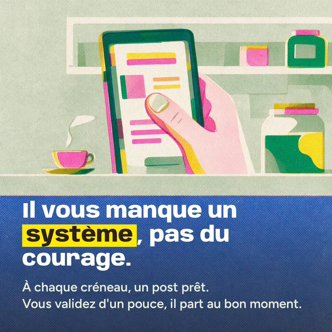 Slide 2 sur 3. Une main tient un téléphone près d’une tasse rose : « Il vous manque un système, pas du courage. À chaque créneau, un post prêt. Vous validez d’un pouce, il part au bon moment. »