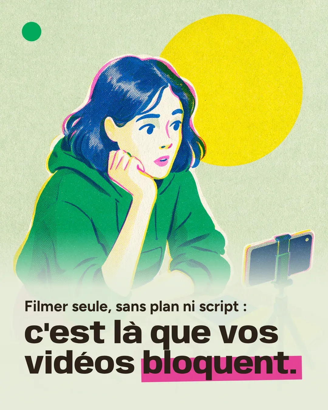 Une créatrice en sweat vert, le menton dans la main, face à son téléphone sur trépied : « Filmer seule, sans plan ni script : c’est là que vos vidéos bloquent. »